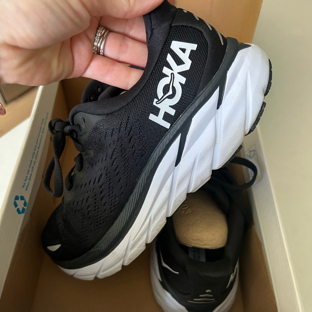 Hoka One One Clifton 8 (size 5)